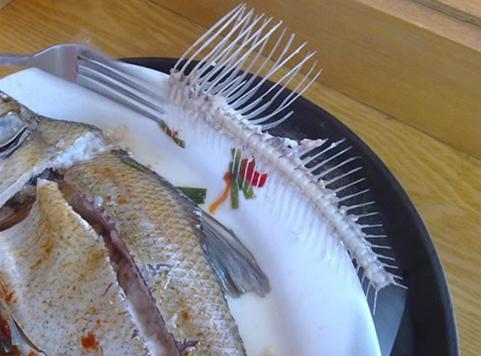 魚刺卡在喉嚨怎么辦？被魚刺卡住了怎么辦？嗓子扎魚刺別塞饅頭別喝醋