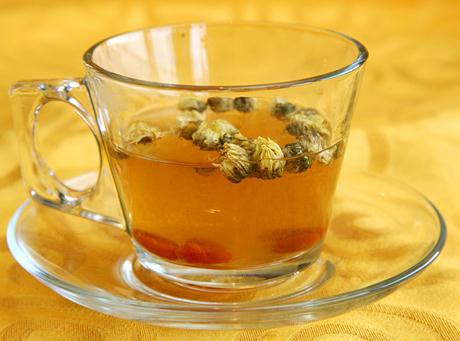 喝菊花茶的禁忌：喝菊花茶別加冰糖，不要飲用味苦的菊花茶