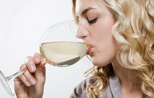 飲酒多少算過(guò)量？喝多少酒算喝得太多？喝酒的危害