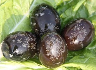 皮蛋切開(kāi)后忌立即食用，吃皮蛋最好再配點(diǎn)醋