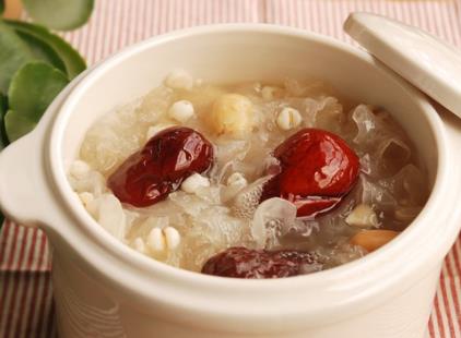 吃銀耳有什么好處？銀耳的營(yíng)養(yǎng)價(jià)值和食療功效