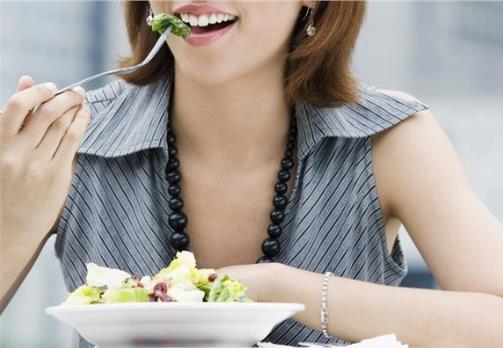 上火怎么辦？女白領壓力大易上火應多吃“清火”食物