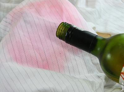 如何去除葡萄酒漬？衣服上的紅葡萄酒漬怎么洗