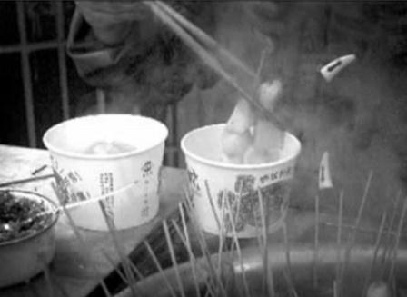 街邊小吃一次性紙碗質(zhì)量堪憂，熱水一沖便漏洞謹(jǐn)防燙傷