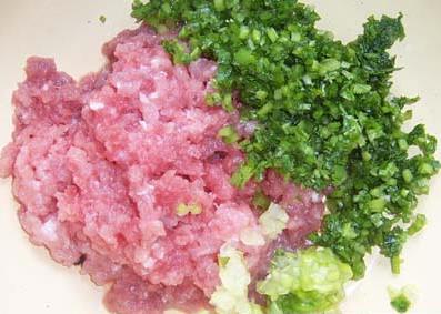 拌肉餡加點(diǎn)土豆沫 吸湯汁留營(yíng)養(yǎng)