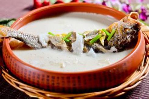 如何燉出奶白色的魚(yú)湯？怎樣燉魚(yú)湯味道更鮮