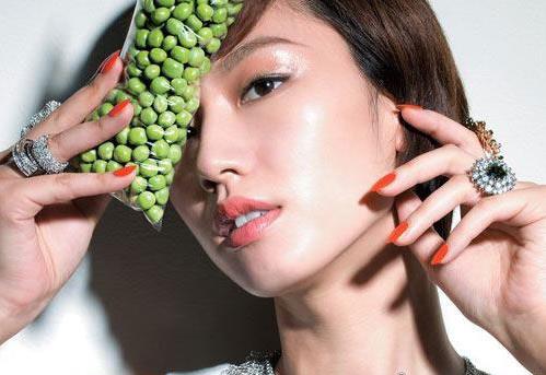 糾正精華素使用六大誤區：潔面后并非精華液吸收最佳時機