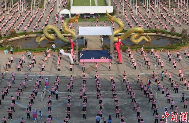 近日，泰國Thammasat大學，大約5000人一起轉(zhuǎn)呼啦圈，創(chuàng)新的吉尼斯紀錄。