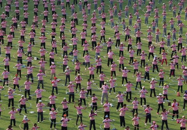 近日，泰國Thammasat大學，大約5000人一起轉(zhuǎn)呼啦圈，創(chuàng)新的吉尼斯紀錄。