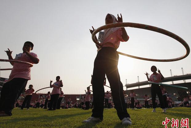 近日，泰國Thammasat大學，大約5000人一起轉(zhuǎn)呼啦圈，創(chuàng)新的吉尼斯紀錄。