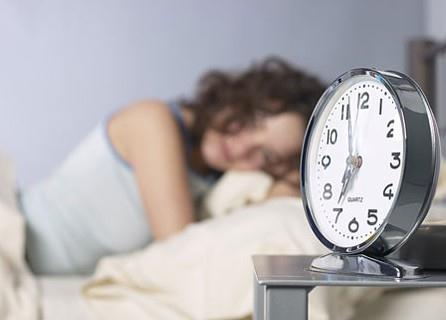 經(jīng)常熬夜的人吃什么好？熬夜喝什么湯好？熬夜黑眼圈怎么消除