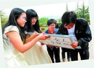 蘭州女大學(xué)生同性戀穿婚紗辦婚禮，高舉“拉拉求祝?！睒?biāo)語(yǔ)牌