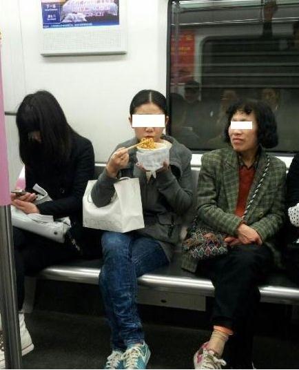 女子地鐵內(nèi)吃熱干面不聽勸阻，網(wǎng)友拍照遭當(dāng)頭砸熱干面