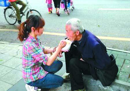 喂飯?jiān)煨蛢商鞌[兩次，深圳最美90后女孩給乞丐喂飯是商業(yè)炒作