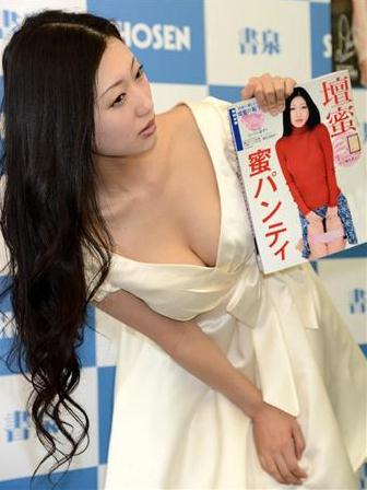av女王壇蜜亮相新寫真發賣會，上演內褲誘惑撩裙展示內褲