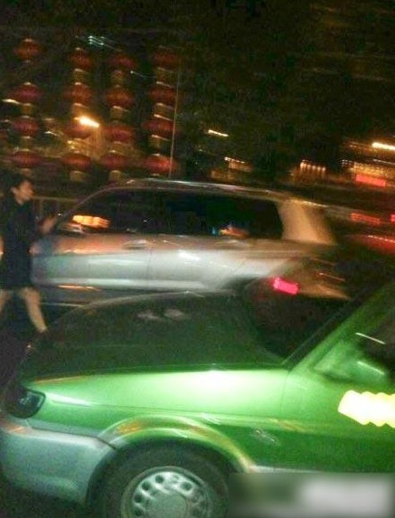 成都猛女鬧市區強奸過路男人，路邊野戰完事后提上褲子瀟灑離開