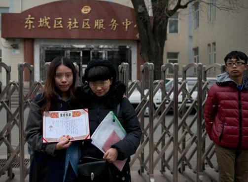 出柜拉拉登記結婚遭拒：百余名同性戀父母致信人大代表呼吁修改婚姻法