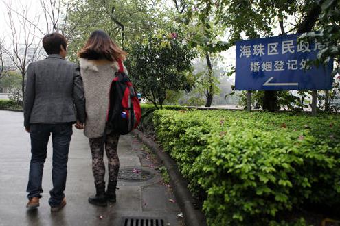 廣州首對同性戀情侶欲登記結婚，卻被工作人員拒絕并“教育”