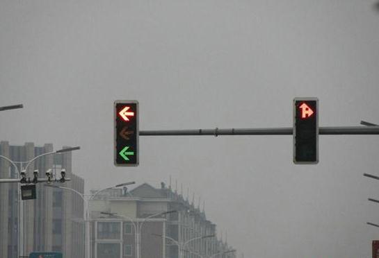 江西瑞昌一路口紅黃綠燈齊亮，行人車輛無所適從半個月未修理