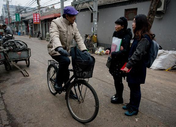 北京一對女同性戀結婚登記遭拒憤而擁吻，與著名演員濮存昕街頭交流