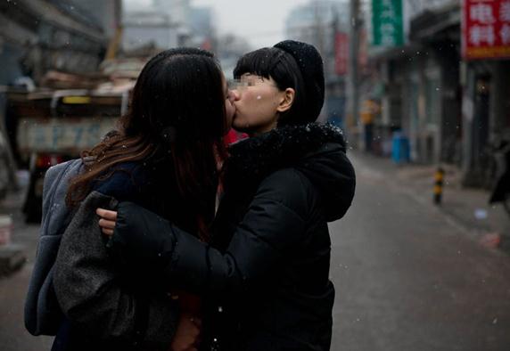 北京一對女同性戀結婚登記遭拒憤而擁吻，與著名演員濮存昕街頭交流
