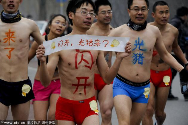閃開，光豬來了！北京光豬節“裸跑”大軍春光大現，奇葩造型引網友爆笑
