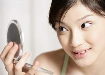 照鏡子比真實的自己好看？專家稱心情好更加分