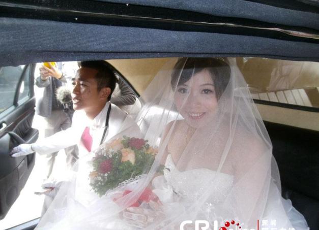 臺灣男子選忌嫁娶日大年初三完婚，六輛加長型殯葬禮車娶親