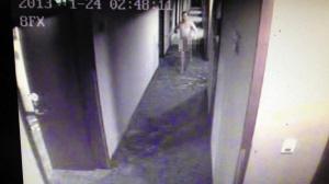 絕癥男子約女網友開房被騙，被偷包裸身出房追回，奪下對方兇器打跑4人