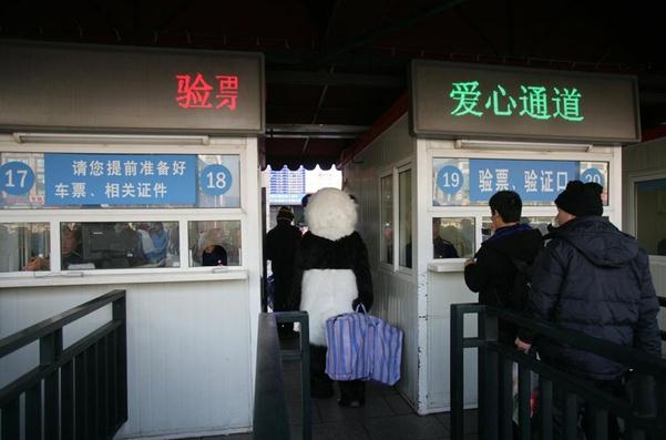 行為藝術(shù)？旅客穿熊貓玩偶服扮成大熊貓體驗春運遭圍觀