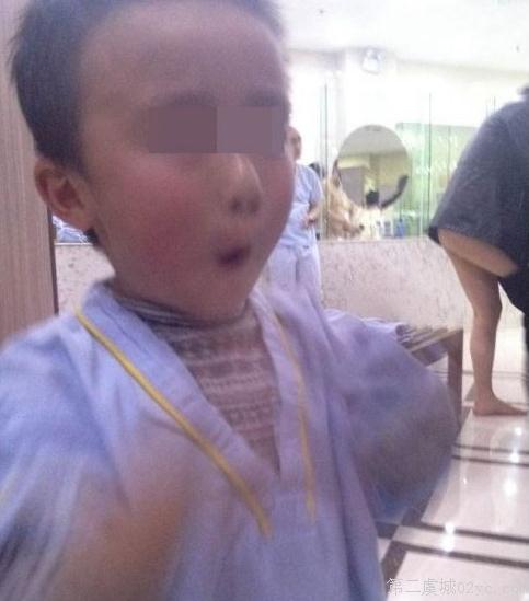 繼蘇州水霸王澡堂子美女露點(diǎn)門后，蘇州水霸王浴室連拍孩童賣萌照，脫褲男子露臀又不幸成為背景(圖)