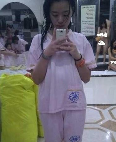 繼蘇州水霸王澡堂子女浴客全裸露點(diǎn)門后，蘇州水霸王浴室連拍孩童賣萌照，脫褲男子露臀又不幸成為背景(圖)