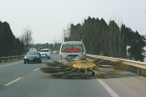 綿陽風火輪清掃車驚呆路人 “馬路神器”牽引式道路清掃車不違法