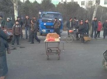 洛陽切糕黨公路攔車強賣切糕1刀下去550元，坑爹的強買強賣還要協(xié)商解決