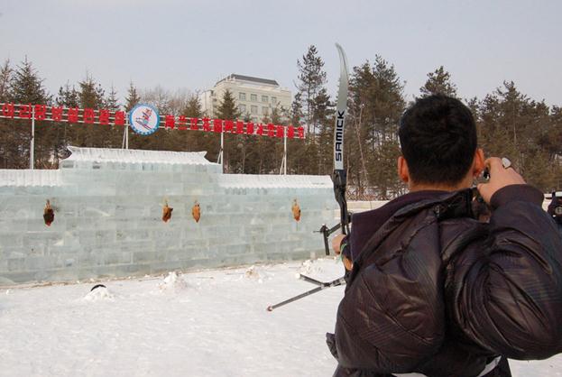吉林延吉冰雪節為吸引游客，驚現活雞當靶供游客射殺組圖