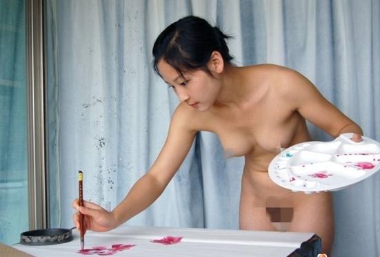 才女雅芬全裸作畫全過程，用胸部伏地畫畫疑炒作(圖)，網爆才女雅芬作畫全過程，脫了畫能畫好點？色情還是藝術