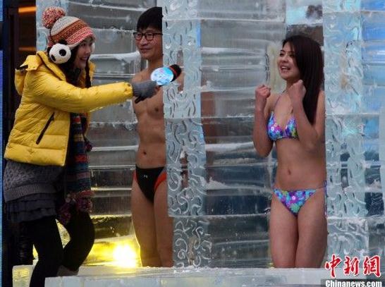 耐寒奇人長沙街頭挑戰人類耐寒極限，比基尼美女體驗“冰凍”