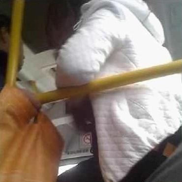 公交車上漂亮妹子的大腿上居然出現了一只男人的咸豬手(圖)