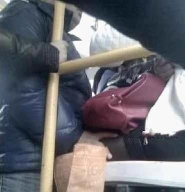 公交車上漂亮妹子的大腿上居然出現了一只男人的咸豬手(圖)