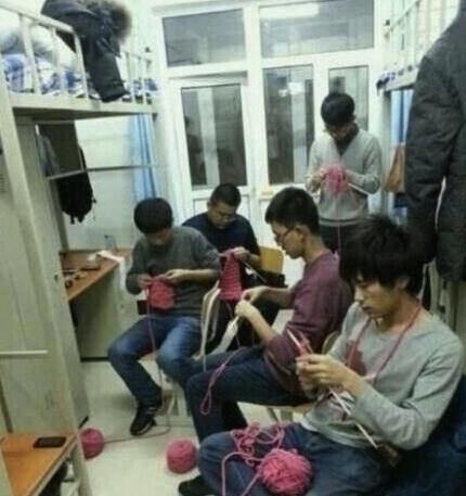 男生寢室集體織毛衣走紅，引無數女生“情何以堪”