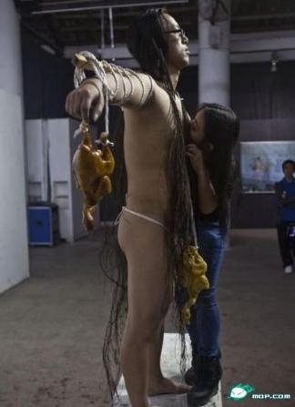 湖南某藝術學院大二女生為全裸男印吻痕以示愛情忠貞，1000個吻痕被批擾亂視線