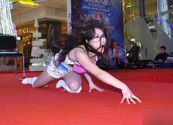 奇葩靚女子豹紋內衣外露，披頭散發跪地狂演“獅子舞”(組圖)