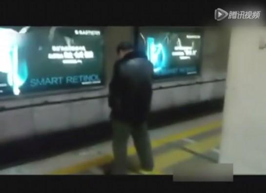 北京地鐵一號線現淡定撒尿哥，站臺淡定解手完事后淡定離開，遭網友譴責