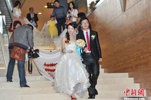 廣西南寧新娘穿520米長婚紗出嫁，代表我愛你，百人托舉裙擺