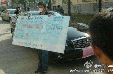華中科技大學100萬求婚門：男子開豪車持百萬支票在華中科大求婚