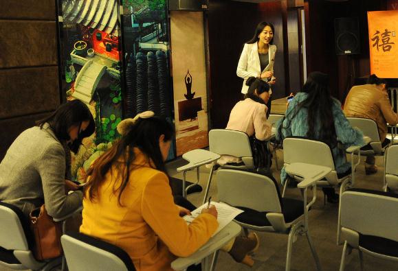 億萬(wàn)富豪相親團(tuán)走秀武漢遇冷，169名女孩赴約5人入圍