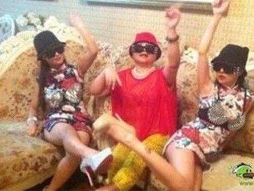 組圖：干露露版江南《style》摸胸部露內褲翹大腿，干露露干毛毛母女三人胸罩外穿超自high