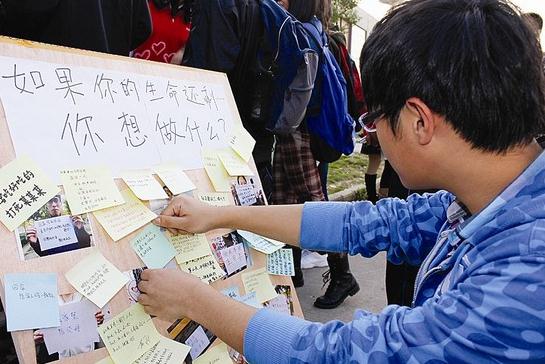 16名大學生拍遺照躺棺材體驗死亡，感慨生命可貴