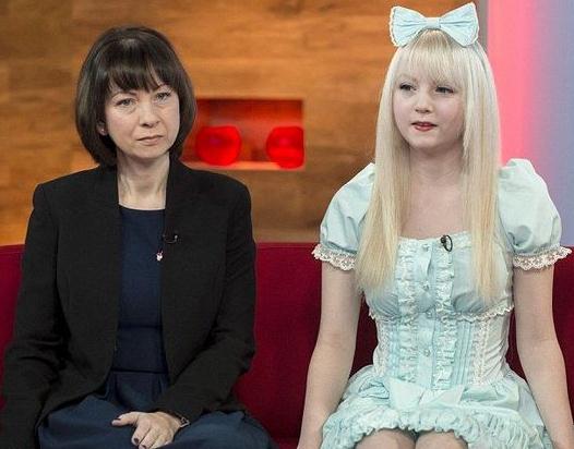 英國15歲瓷娃娃少女爆紅網絡，專家擔心潮流使青少年早熟
