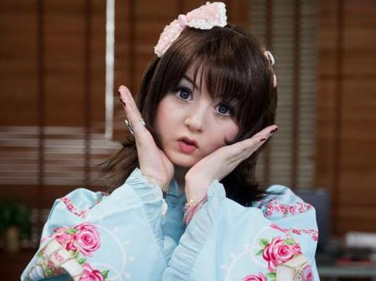英國15歲瓷娃娃少女爆紅網絡遭追捧，有網友稱是怪胎